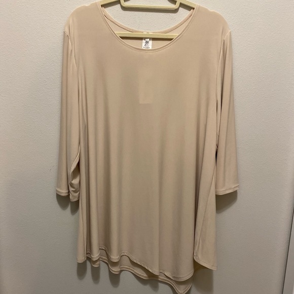 Come n See Tops - Come n See 1XL tan top new with tags, rounded neck, very flattering